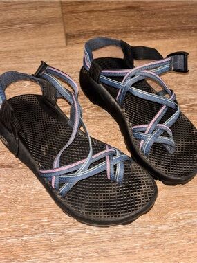 Chaco ZX Women’s 7 blue pink thin strap Vibram sandals, waterproof river camp